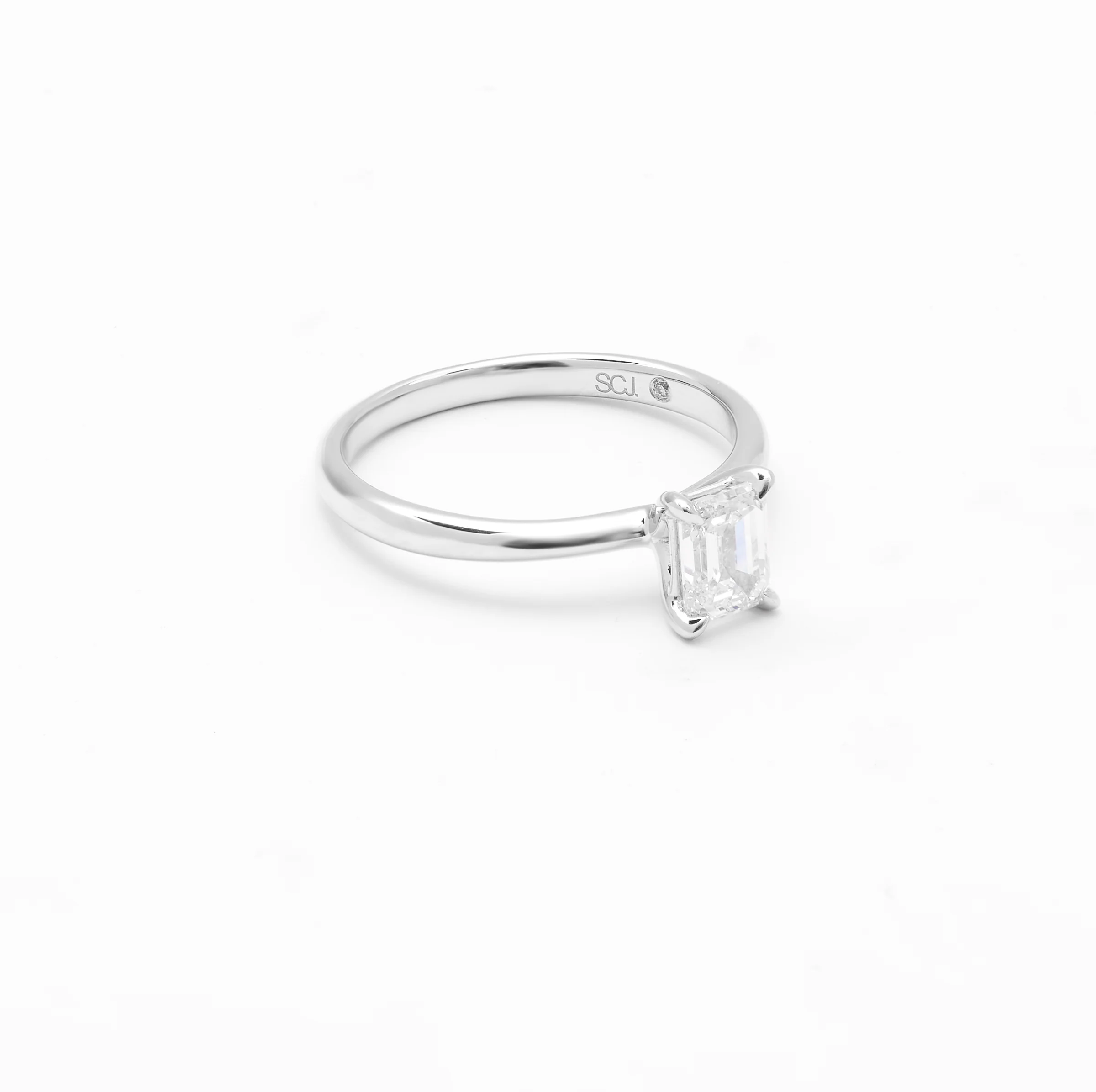 18K White Gold Emerald Cut Diamond Solitaire Engagement Ring 0.75ct - Image 2