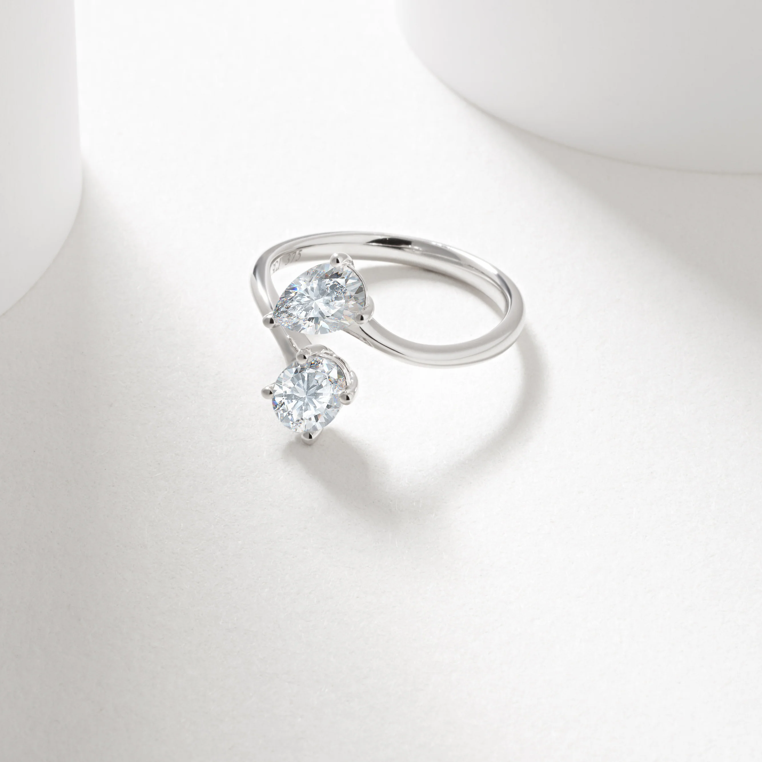 9w 0.7ct oval and pear cut lab diamond claw set toi et moi ring - Image 2