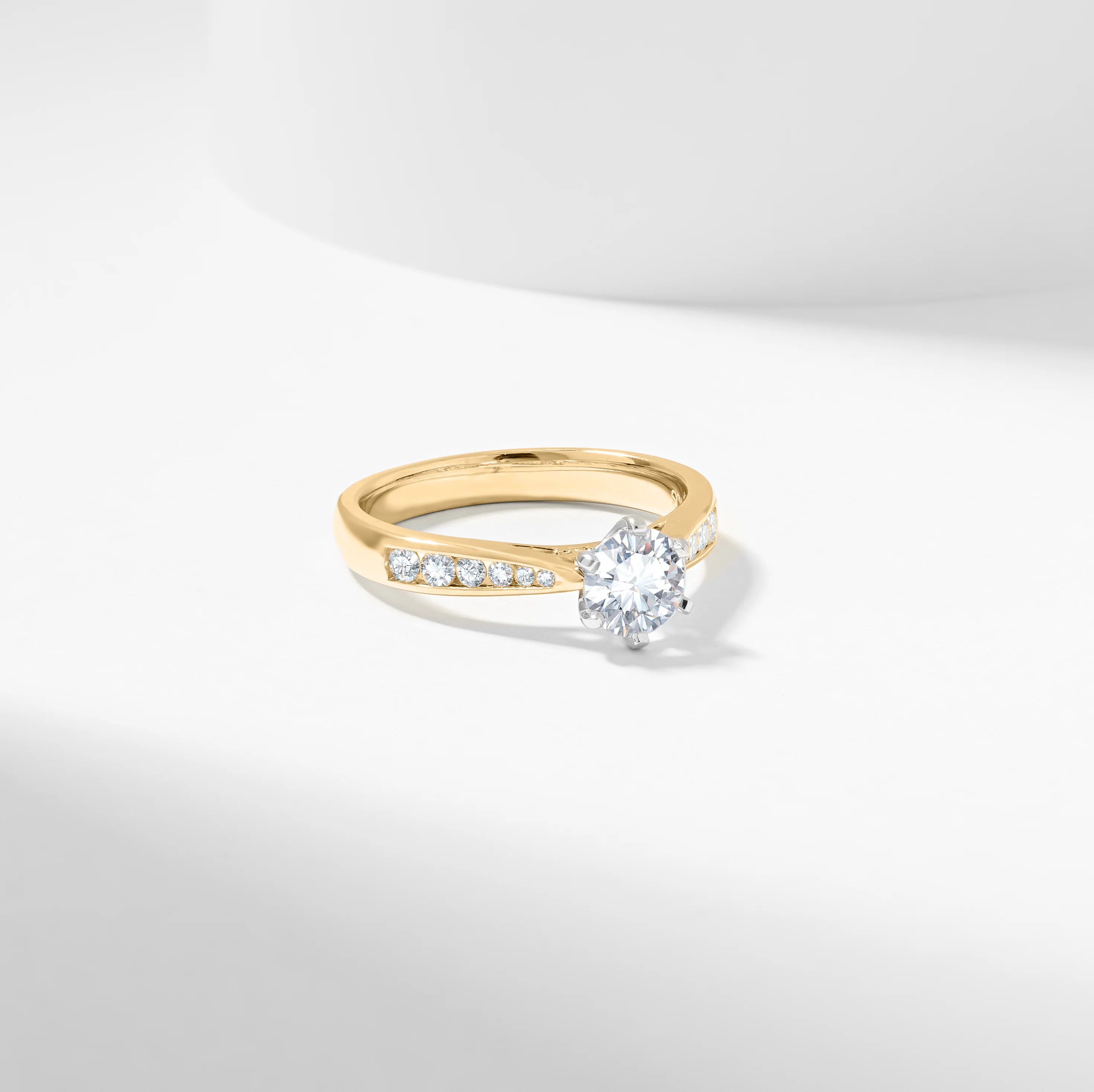 Round Brilliant Diamond Solitaire With Shoulder Accents Engagement Ring 1.0tdw 0.8ct