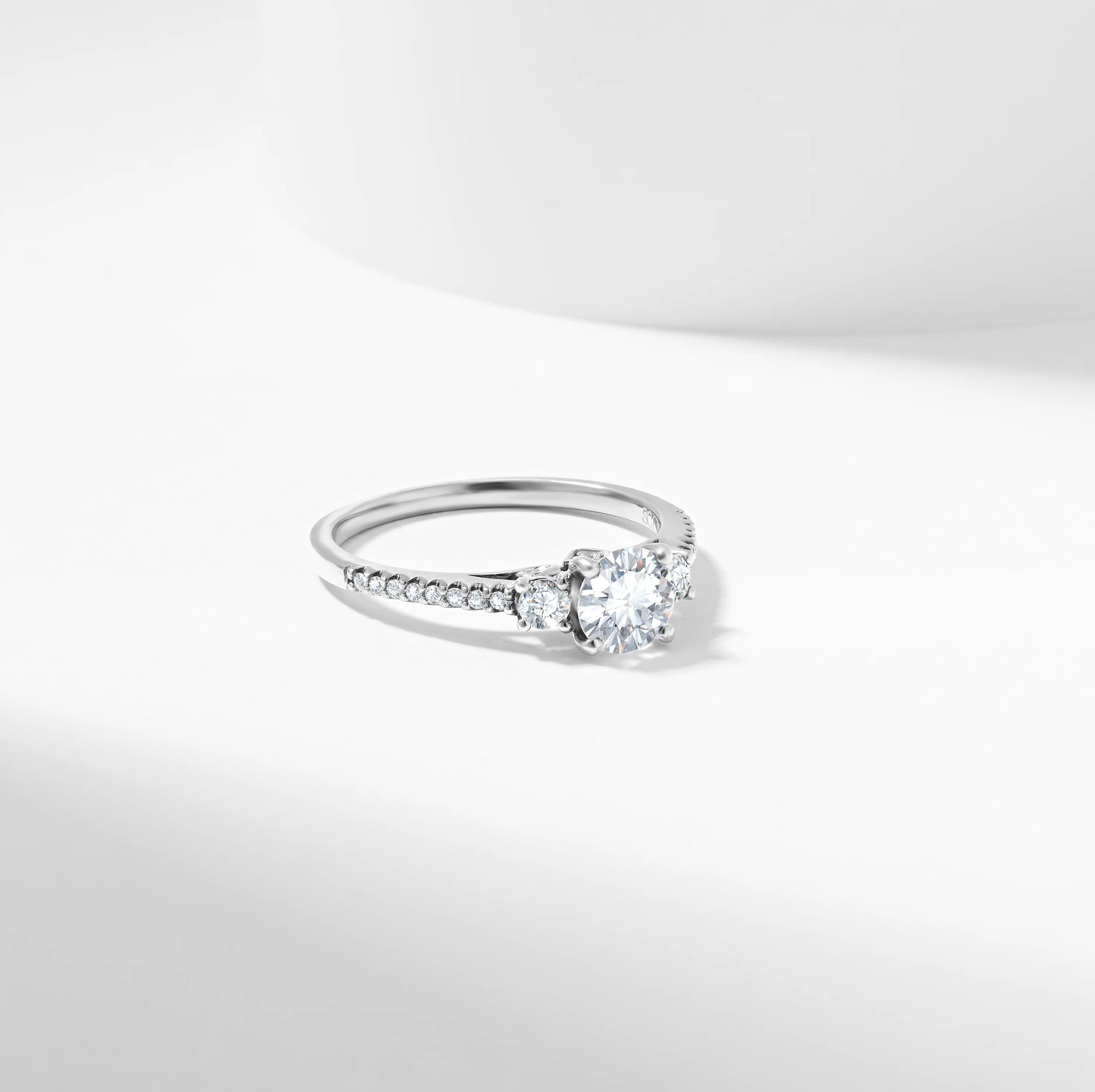 Round Brilliant Diamond Trilogy Engagement Ring 1.0tdw - Image 5